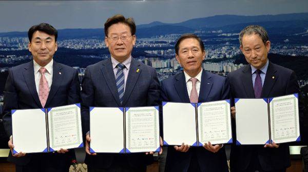 이재명(왼쪽 두번째) 경기 성남시장이 지난 9일 성남시청에서 박태수(왼쪽) 네오트랜스 대표이사, 이병화(왼쪽 세번째) 두산건설 대표이사, 황호양 성남도시개발공사장 등과 백현지구 역사신설 및 복합상업시설 추진을 위한 상호협력 업무협약을 맺은 뒤 기념촬영을 하고 있다. 성남시청 제공