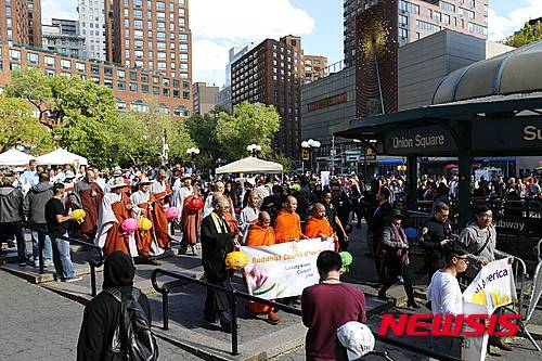 【뉴욕=뉴시스】노창현 특파원 = 대한불교조계종 미동부 해외특별교구가 8일 맨해튼 유니온스퀘어 파크에서 뉴욕 뉴저지 일원 스님들과 타민족 불교국가 스님들, 동포 불자들 400여명이 함께 한 가운데 부처님오신날을 기념하는 국제봉축법요식 및 제등행렬을 했다. 이날 행사는 불자들과 현지인들이 아기부처님 몸을 씻기우는 관불의식을 시작으로 1부 동포 불자 아티스트들의 공연, 2부 부처님오신날 기념 법요식, 3부 제등행렬, 4부 폐막식 순으로 이어졌다. 2016.05.09. <사진=미동부해외특별교구 제공>   robin@newsis.com