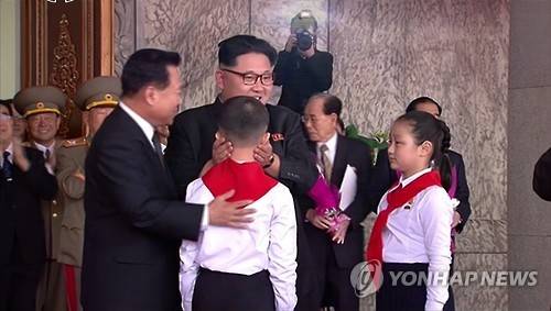 김정은 북한 국방위원회 제1위원장이 10일 오전 평양 김일성광장에서 진행한 노동당 제7차 대회 경축 군중대회에 참석했다고 조선중앙TV가 보도했다. 2016.5.10      << 국내에서만 사용가능. 재배포 금지. For Use Only in the Republic of Korea. No Redistribution >>    nkphoto@yna.co.kr