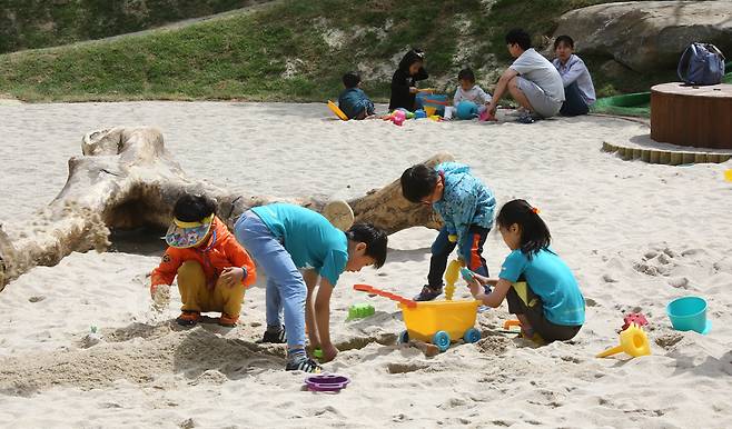 놀이터에서 처음 만난 아이들은 소꿉놀이를 하며 금세 가까워졌습니다. 여름에 엄마·아빠를 따라 해변에 온 것처럼 물을 떠와 모래 장난을 칩니다. 아이들은 집 거실에서 혼자 놀 때와 비교할 수 없을 정도로 크게 웃었습니다. 사진 프리랜서 오종찬