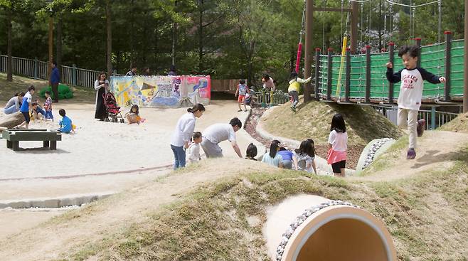 유명한 산에 가면 볼 수 있는 출렁다리는 아이들이 가장 좋아하는 시설 중 하나입니다. 마치 모험을 하듯 설레는 표정으로 출렁다리를 통과한 뒤 쏜살처럼 잔디 언덕을 뛰어 다닙니다. "출렁다리가 이름처럼 조금 더 출렁거렸으면 좋겠어요"라는 아이들의 의견을 반영한 시설입니다. 사진 프리랜서 오종찬