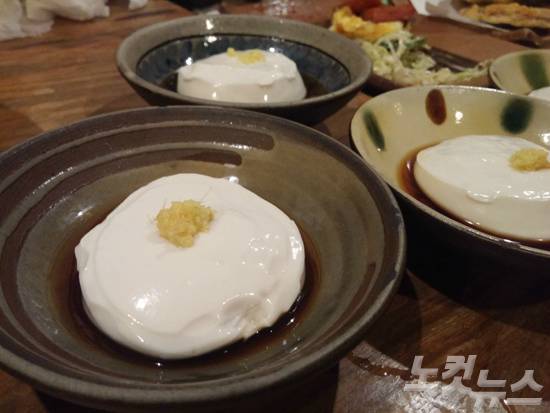 일반 두부와 달리 떡처럼 쫀득쫀득한 식감이 신기한 지마미 두부. (사진=재패니안 제공)