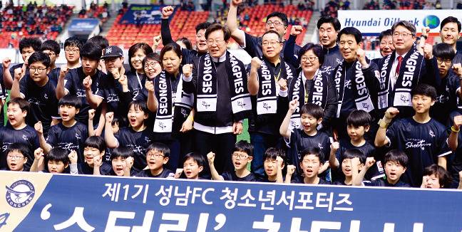 4월 13일 경기 성남 탄천종합운동장에서 ‘2016 K리그 클래식’ 성남FC와 전남드래곤즈의 경기가 열리기 전 이재명 성남시장(가운데)이 세월호 유족들과 함께 청소년 서포터스 ‘슈터링’ 창단식에서 파이팅을 외치고 있다. [스포츠동아]