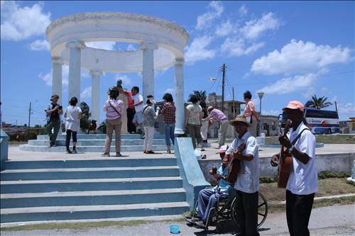 (아바나=연합뉴스) 김지헌 특파원 = 쿠바 아바나 동쪽 어촌 코히마르에 있는 미국 작가 어니스트 헤밍웨이의 흉상 앞에 모인 관광객들을 상대로 쿠바인들이 노래를 부르고 있다.