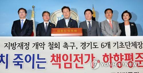 지난 11일 국회에서 지방재정개혁 철회를 촉구하는 이재명 성남시장 등 경기도 6개 시 단체장.