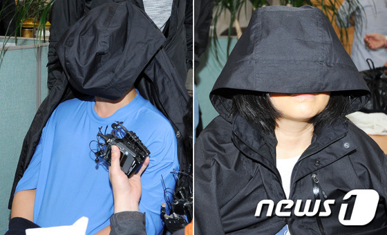 지난 5월 10일 광주 북구 오치동 북부경찰서에서  어버이날 70대 아버지를 살해한  아들(43)과  딸(47·여)이 경찰 조사를  받고 있는 모습/뉴스1 © News1 신채린 기자