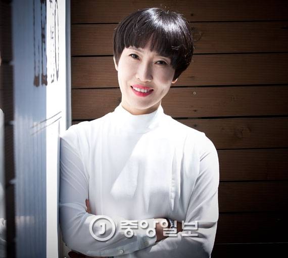 정유정 마법이 또 시작되는 걸까. 새 장편 『종의 기원』에서 사이코패스를 다뤘다. [사진 권혁재 사진전문기자]