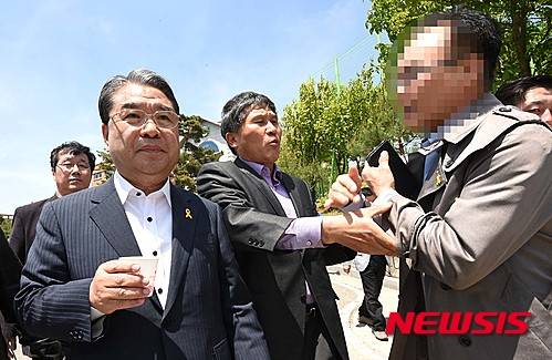【안산=뉴시스】이정선 기자 = 이재정 경기교육감이 세월호 희생 학생 제적과 관련해 단원고등학교를 방문한 12일 오후 경기 안산 단원고에서 한 시민으로부터 항의를 받고 있다. 2016.05.12.   ppljs@newsis.com