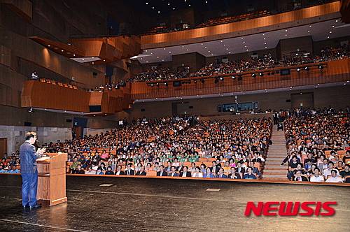 【성남=뉴시스】 이정하 기자 = 성남시가 12일 오후 성남아트센터 오페라하우스에서 개최한 '성남시 재정파탄 저지를 위한 주민설명회'에 1700여명의 시민이 운집했다. 이번 정부의 지방재정 개편과 관련해 경기 성남지역 사회에서 '범시민대책위원회'가 구성되는 등 정부 방침에 반대하는 여론이 들끓고 있다. 2016.05.12 (사진=성남시 제공)   photo@newsis.com