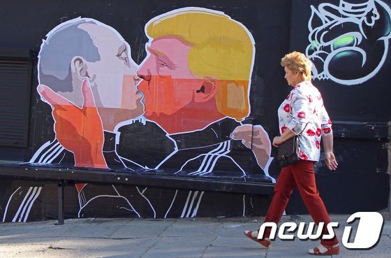 도널드 트럼프와 블라디미르 푸틴의 입맞춤 벽화. © AFP=뉴스1