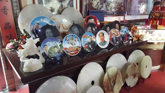 중국 산시성 웨이난시 푸핑현 화이더공원 시진핑의 부친이자 중국 공산당 혁명 원로인 시중쉰의 공원묘지 앞에 위치한 기념품 가게에서 마오쩌둥과 시진핑 부부의 사진이 찍힌 접시와 붉은색 노리개 등 기념품을 판매하고 있다.