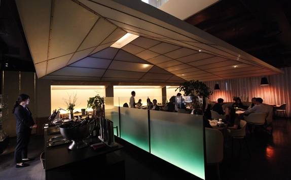 최고의 한식 파인 다이닝 레스토랑으로 손꼽히는 압구정동의 정식당 풍경. 그는 최근 아내 이여영 씨가 조선일보사 앞에 오픈한 프리미엄 막걸리 식당 ‘월향'을 보면서 대중들이 무엇을 좋아하는지 많이 배운다고 했다./사진=조인원 기자