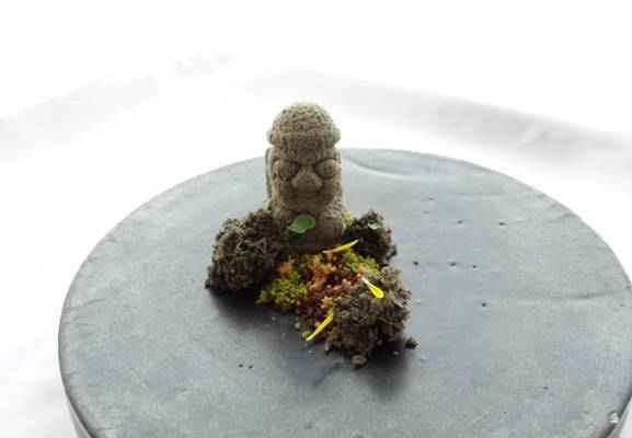 정식당의 시그니처 돌하르방 디저트. 제주도 녹차무스와 제주도산 우유로 만들었다. 이 밖에도 디저트로 베르사이유의 장미, 벚꽃 엔딩 등이 인기다. 가격은 점심 코스는 5~8만원 대, 저녁 코스는 9~12만원 대다.