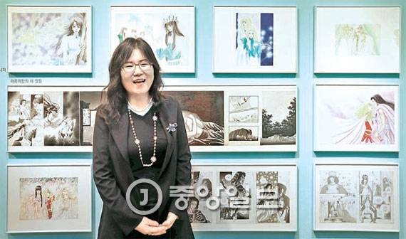 7월 3일까지 열리는 한국만화박물관 ‘소녀, 순정을 그리다’ 전시에 참여한 신일숙 작가. 6월 6일에는 김진 작가와 함께 사인회도 연다. [사진 오종택 기자]