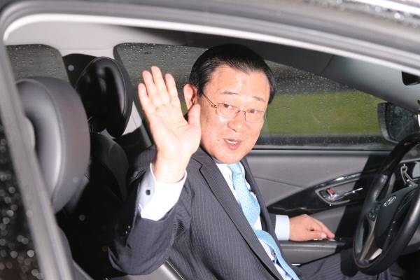 직접 차 몰고… 이병기 대통령 비서실장이 15일 사표가 수리된 직후 춘추관에 들러 기자들과 인사를 나눈 뒤 직접 차를 몰고 떠나면서 손을 흔들고 있다.  청와대사진기자단