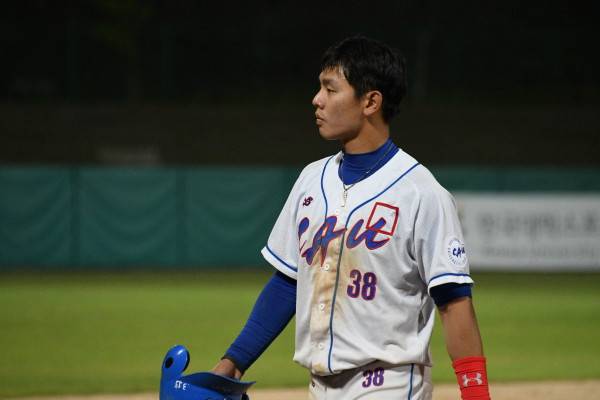 16일 제71회 전국대학야구선수권대회에서 중앙대 김영민이 5회말 건국대를 상대로 부정배트를 사용한 것이 적발돼 퇴장당했다. 사진=대학야구연맹 제공.