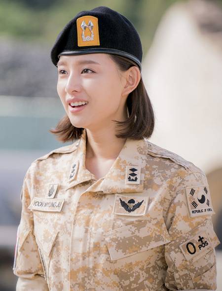 윤명주(김지원) 중위의 계급은 잘못됐다. 사관학교를 포함, 12~13년 복무한 32세 군의관은 대위다.