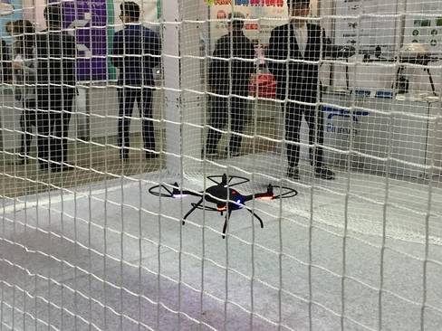 드론제작업체 휴인스가 띄운 드론이 전시장을 날고 있다. / 추다솜 인턴기자