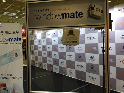 RF가 개발한 유리창 청소 로봇 ‘윈도우메이트’가 창문을 청소하고 있다. / 추다솜 인턴기자