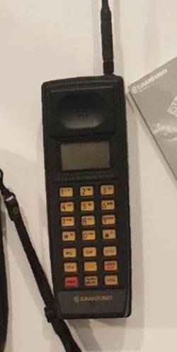 한국에서 개발된 최초의 휴대전화 SH100.