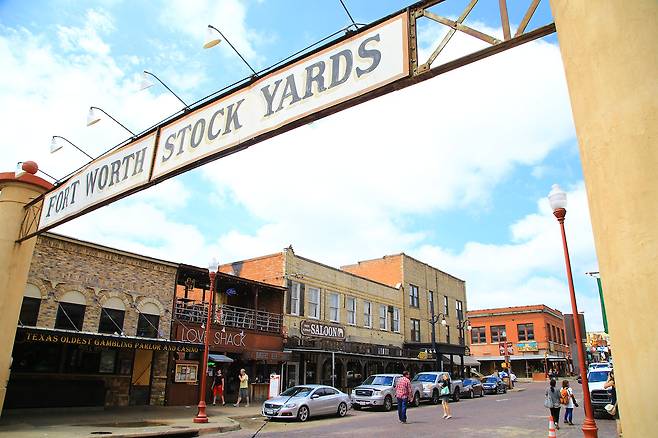 포스워스에서 가장 오래된 웨스턴 바가 고스란히 남아있는 포트워스 스톡야드 풍경.