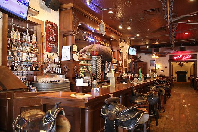 에이치3 바의 명물, 말안장 의자가 놓인 바.