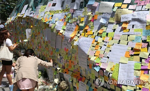 추모글 붙이는 시민     (서울=연합뉴스) 최재구 기자 = 19일 서울 지하철 강남역 10번 출구에서 시민들이 '묻지마 살인' 피해자와 관련한 추모 문구를 붙이고 있다.