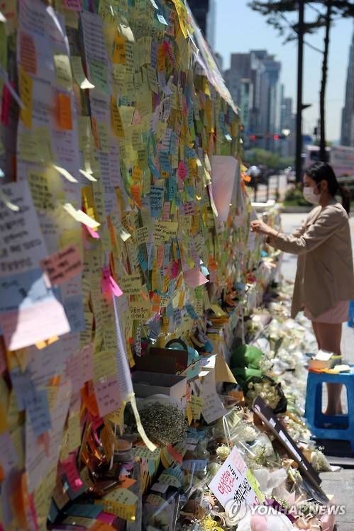 추모글로 뒤덮인 강남역 10번출구     (서울=연합뉴스) 최재구 기자 = 19일 서울 지하철 강남역 10번 출구 구조물에 시민들이 '묻지마 살인' 피해자와 관련한 추모 문구를 붙이고 있다. 2016.5.19     jjaeck9@yna.co.kr