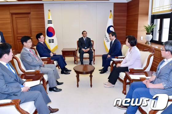 홍윤식 행자부장관을 만나 지방재정개편안에 대한 부당성을 피력하고 있는 경기 불교부지자체 단체장들. 뉴스1 자료사진. © News1