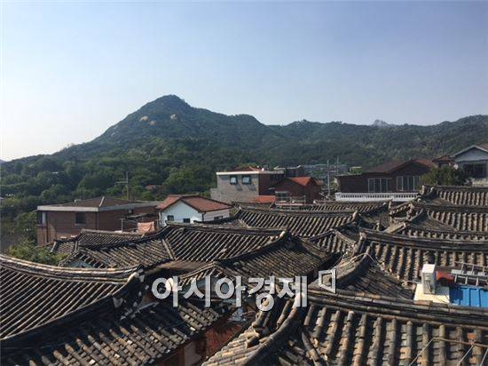북촌전망대에서 내려다 본 북촌한옥마을의 모습. 북악산과 멀리는 북한산 봉우리까지 감상할 수 있다.