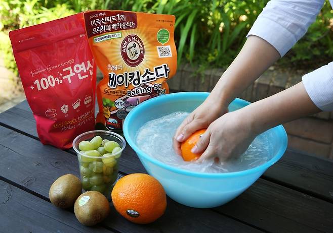 빵을 만들 때 쓰는 베이킹소다는 세척 효과가 뛰어나 레몬이나 오렌지 같은 과일에 남아 있는 농약 성분을 깨끗이 씻어낼 수 있다.