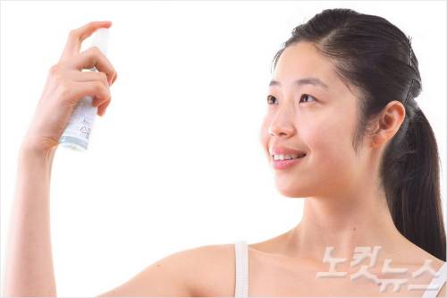 스프레이 형태의 자외선차단제의 경우 흡입시 위험할 수 있으므로 전문가들은 얼굴에는 사용하지말것을 권하고 있다 (사진=스마트이미지 제공)