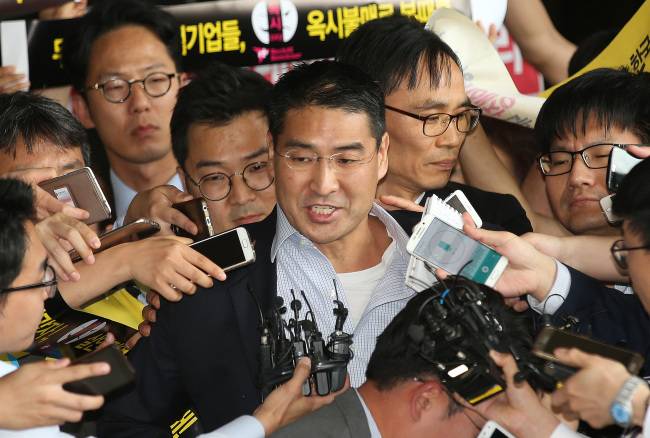 Former CEO of Oxy Reckitt Benckiser John Lee (center) appears for questioning at the Seoul Central District Prosecutors’ Office on Monday. Yonhap