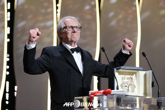 제69회 칸국제영화제에서 '아이, 다니엘 블레이크'로 2번째 황금종려상을 수상한 켄 로치 감독이 주먹을 불끈 쥐고 기뻐하고 있다. /AFPBBNews=뉴스1