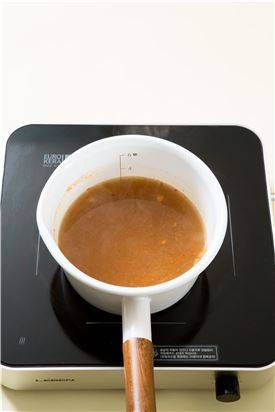 3. 냄비에 걸러놓은 다슬기 국물에 물 3컵을 더 붓고 된장을 풀어 끓인다.