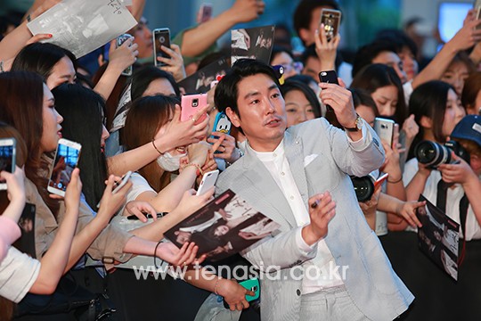 배우 조진웅이 27일 오후 서울 영등포구 타임스퀘어에서 진행된 영화 ‘아가씨’ 레드카펫 행사에 참석해 팬서비스를 하고 있다.