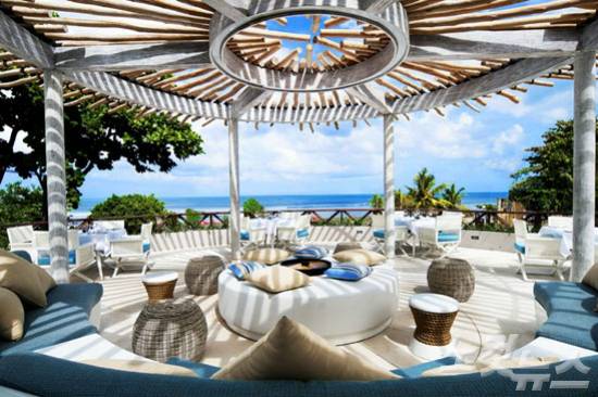 시원하게 펼쳐지는 바다 전망과 풀장이 있는 코쿤 비치클럽. (사진=클럽발리 제공)