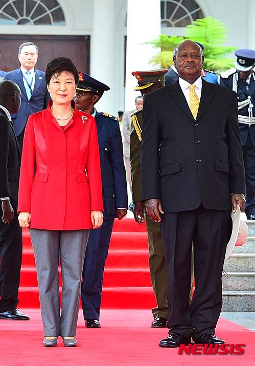 【엔테베(우간다)=뉴시스】전진환 기자 = 우간다를 순방중인 박근혜 대통령과 요웨리 무세베니 우간다 대통령이 29일 오전(현지시간) 엔테베의 대통령궁에서 열린 공식환영식을 위해 자리하고 있다. 2016.05.29.   amin2@newsis.com