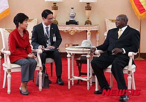 【엔테베(우간다)=뉴시스】전진환 기자 = 우간다를 순방중인 박근혜 대통령이 요웨리 무세베니 우간다 대통령이 29일 오전(현지시간) 엔테베의 대통령궁에서 사전환담을 하고 있다. 2016.05.29.   amin2@newsis.com