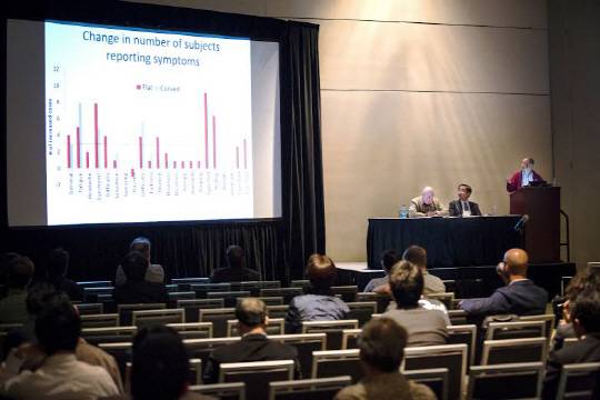 지난 26일 미국 샌프란시스코에서 열린 SID(국제정보디스플레이학회) 심포지엄에서 미국 하버드대학교 의과대학 연구팀이 커브드 모니터 임상 연구 결과를 발표하고 있다./사진제공=삼성전자