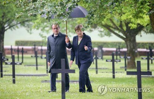 베르� 주변의 독일군 묘지 걷는 올랑드-메르켈[EPA=연합뉴스]