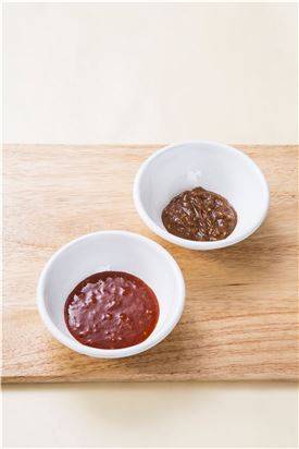 2. 분량의 고추장 무침 양념, 된장 무침 양념을 각각 섞어 만든다.