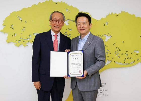 남경필 경기도지사가 30일 오전 경기도청 도지사 집무실에서 윤여준 G-MOOC 추진단장에게 임명장을 수여하고 기념촬영을 하고 있다.