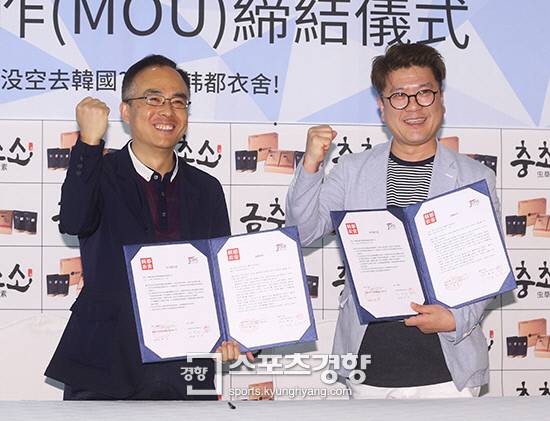 한두이서 두정국 부회장과 제이원파트너스 이창섭 대표이사가 30일 오후 서울시 영등포구 여의도 ‘열빈’에서 제이원파트너스와 중국의 대형 온라인 쇼핑몰 그룹 한두이서 간의 ‘상호양해각서(MOU)’ 체결을 마친 뒤 함께 포즈를 취하고 있다. /이충진 기자 hot@khan.kr