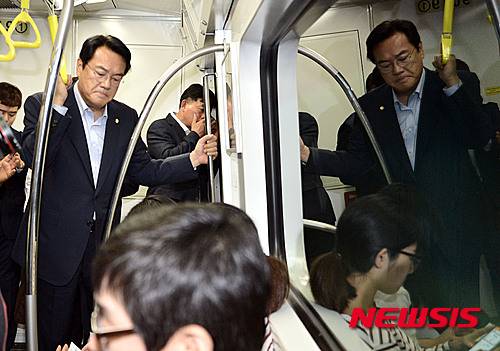 【서울=뉴시스】홍찬선 기자 = 새누리당 정진석 원내대표가 31일 오후 스크린도어 정비작업 중 사고가 발생한 지하철 2호선 구의역을 방문하기 위해 9호선 열차로 이동하고 있다. 2016.05.31.   mania@newsis.com