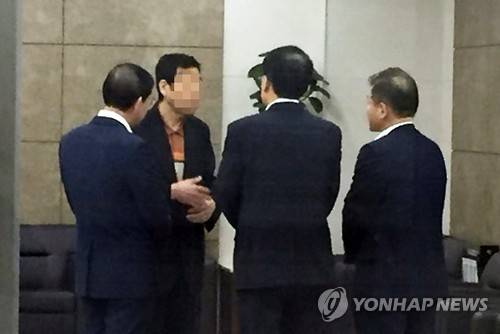 박원순, 스크린도어 사고 유족 만나…예우·보상에 최선     (서울=연합뉴스) 박원순 시장이 31일 서울 지하철 2호선 구의역 스크린도어 작업 중 사망한 김모 씨 유족을 만나 조의를 표하고 있다.     이날 박 시장은 보상과 예우에 최선을 다하겠다고 밝혔다. [시민 제공]