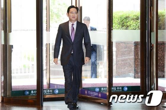 이재용 삼성전자 부회장이 1일 서울 중구 순화동 호암아트홀에서 열린 제26회 호암상 시상식에 참석하기 위해 입장하고 있다. 2016.6.1/뉴스1 © News1 박지혜 기자