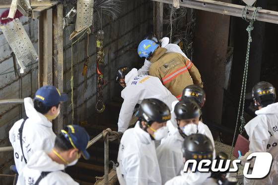 1일 오전 경기 남양주시 진접읍 금곡리 진접선 지하철 사고가 발생 현장에서 소방대원들이 구조활동을 하고 있다. 이날 오전 7시27분께 진접선 지하철 공사현장에서 폭발로 추정되는 사고로 근로자 4명이 숨지고 10명이 중경상을 입었다. 2016.6.1/뉴스1
