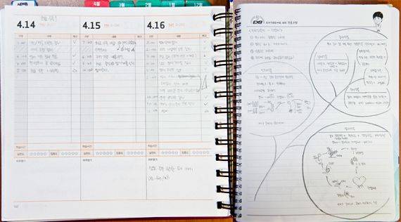 하루에 해야 할 공부의 양과 학습 진도를 꼼꼼하게 적어 놓은 스케줄 표와 알기 쉽게 정리한 생물 과목 노트 필기.