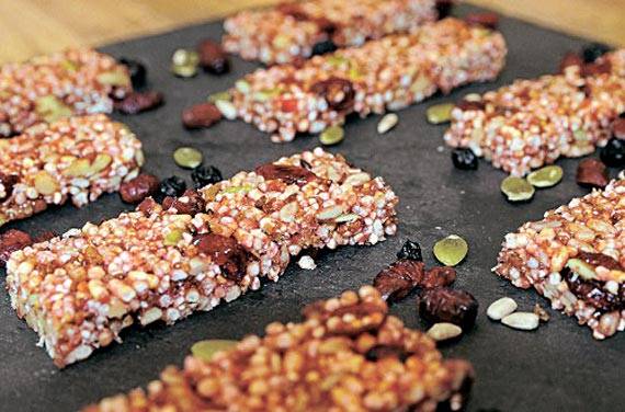 식용 곤충에 대한 연구가 활발해지면서 이를 이용한 요리도 늘고 있다. 곤충 에너지바. [중앙포토·빠삐용의 키친]